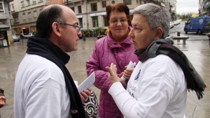 El presidente de la asociación, Juan Manuel Ameiro, entrega unos folletos, ayer, en Vilagarcía.  // J.L.Oubiña