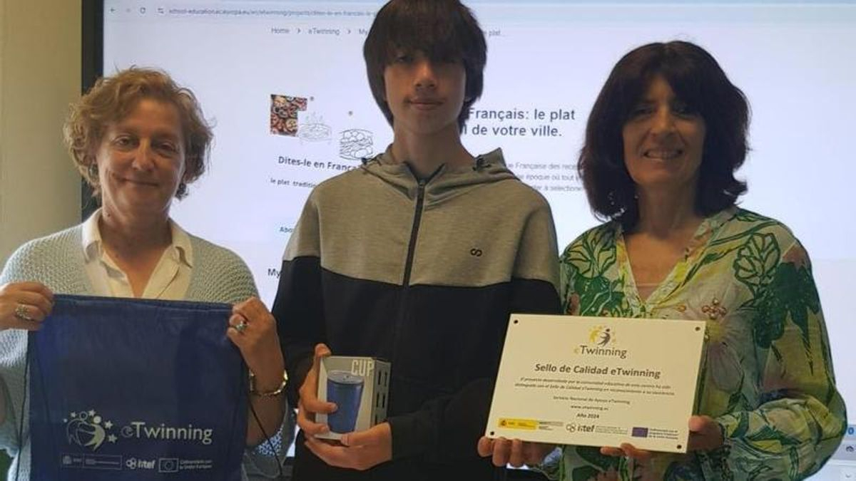 Por la izquierda, Covadonga Fernández, directora del IES de Infiesto; Nanuk García, alumno de Francés, y Cathy Laurence Valery García, profesora de Francés.