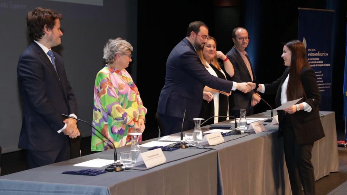 Por la izquierda, David Artime, Ana González, Adrián Barbón, Lydia Espina y Javier Cueli, felicitan a Leila Shiri, ayer, en el teatro de la Laboral. | J. Plaza