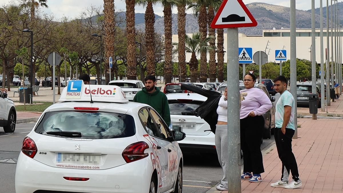 Aspirantes aguardan su turno para realizar la prueba en Castelló