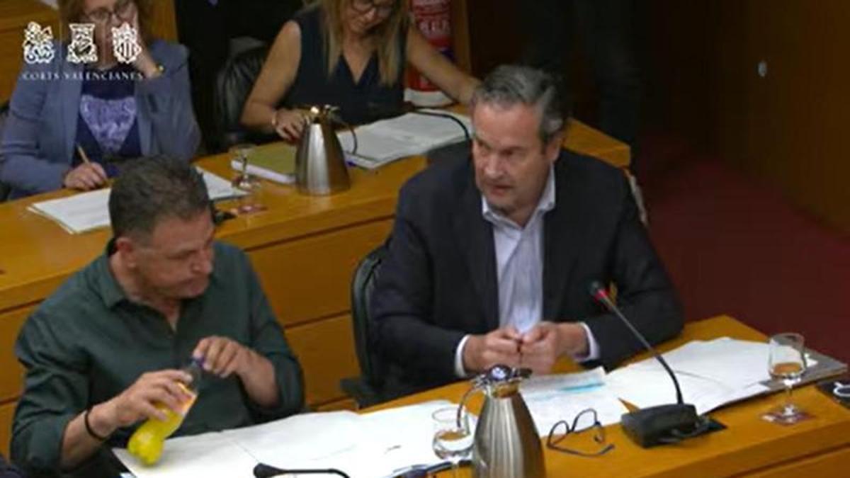 Momento en el que González de Zárate bebe de la Fanta de naranja en la comisión.
