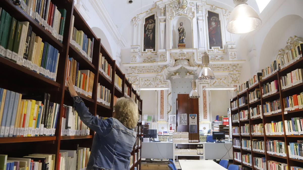 Biblioteca del actual centro de la UNED en Córdoba, que se trasladará al colegio Lucano.