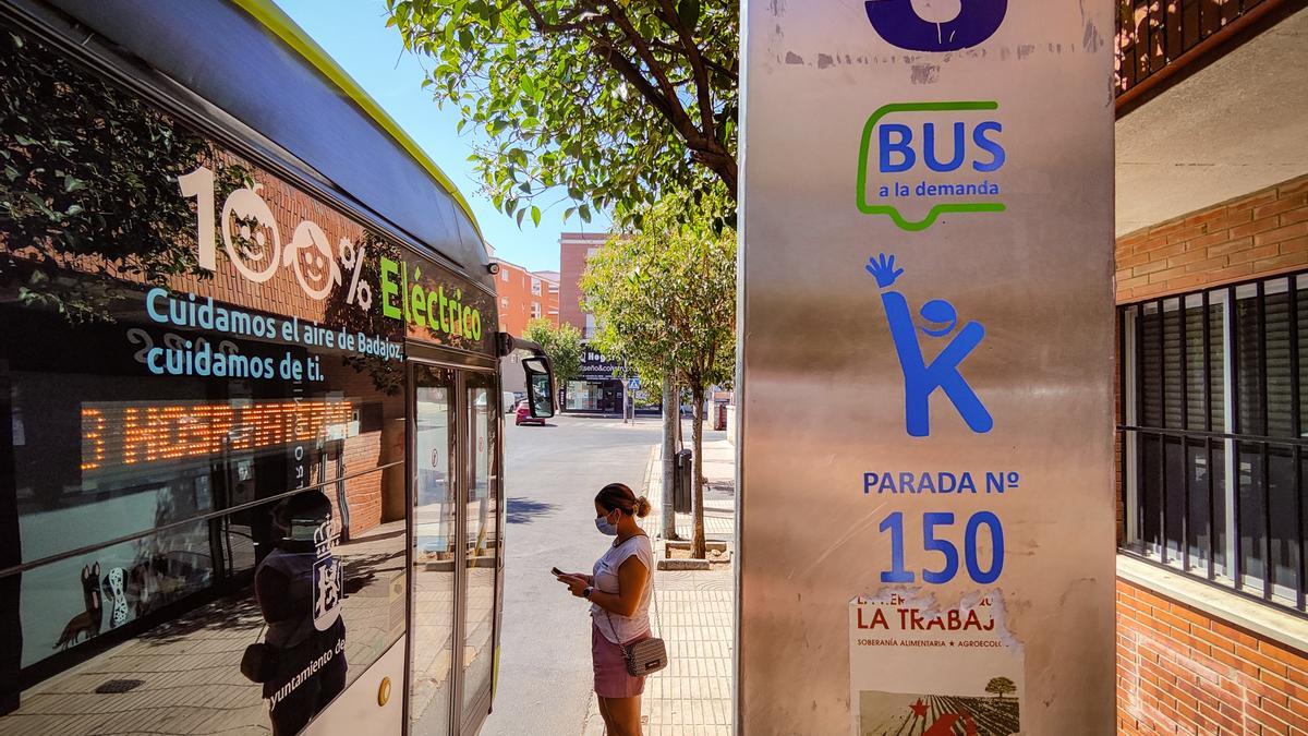 Una de las paradas señalizadas con el logo del autobús a demanda en Badajoz, junto a la estación de autobuses.