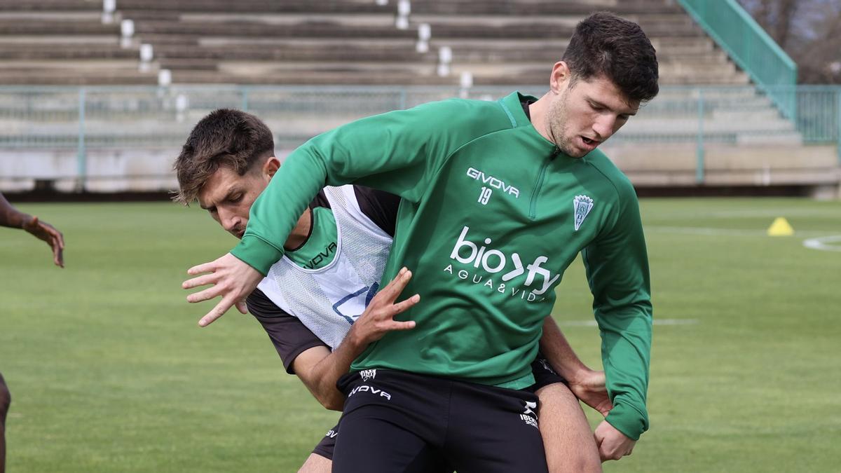 Alberto Toril, en la sesión de entrenamiento del Córdoba CF en la Ciudad Deportiva.