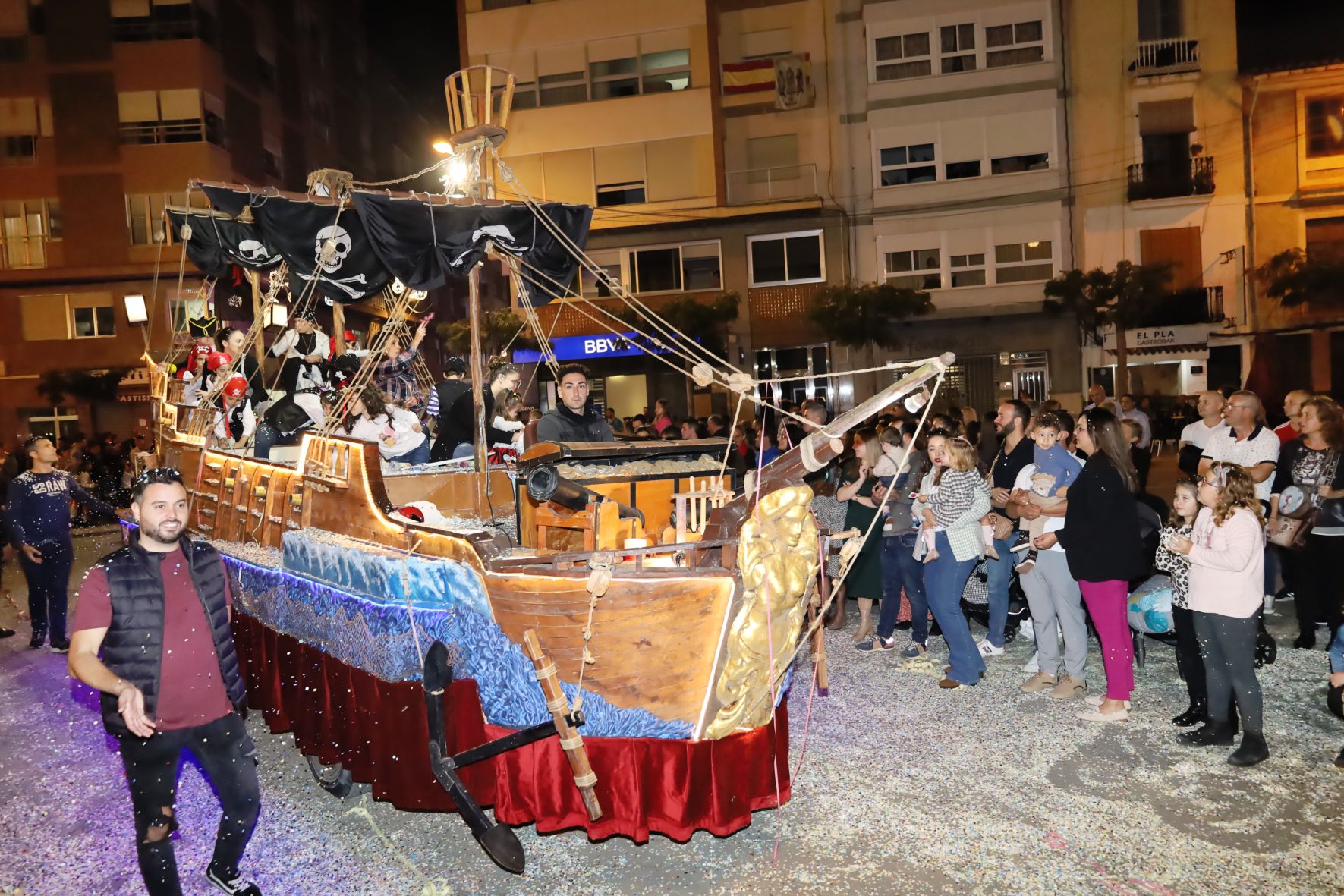 Todas las fotos del colorido desfile de carrozas de la Fira d'Onda