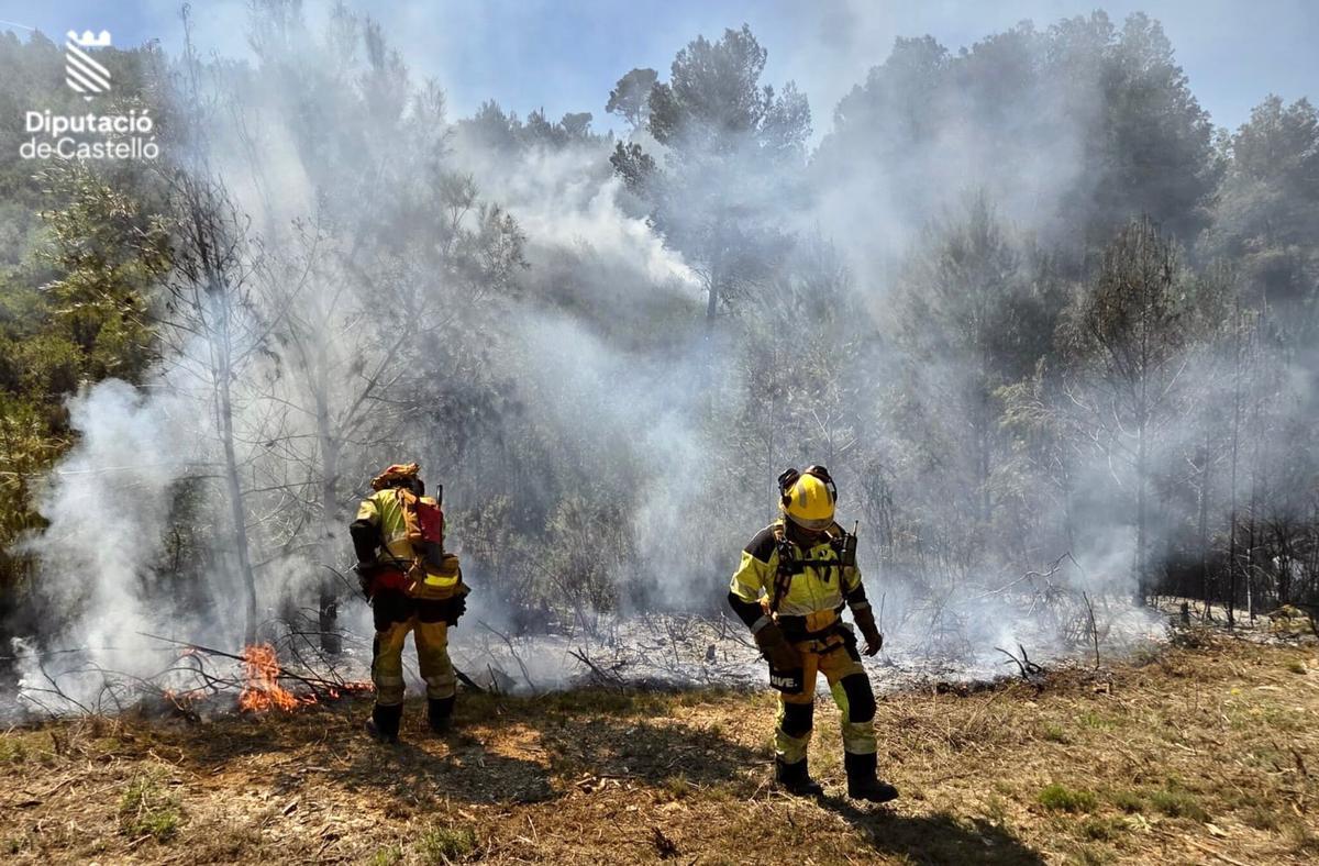 Dos bomberos trabajan en la estabilización del incendio de este martes en Navajas.