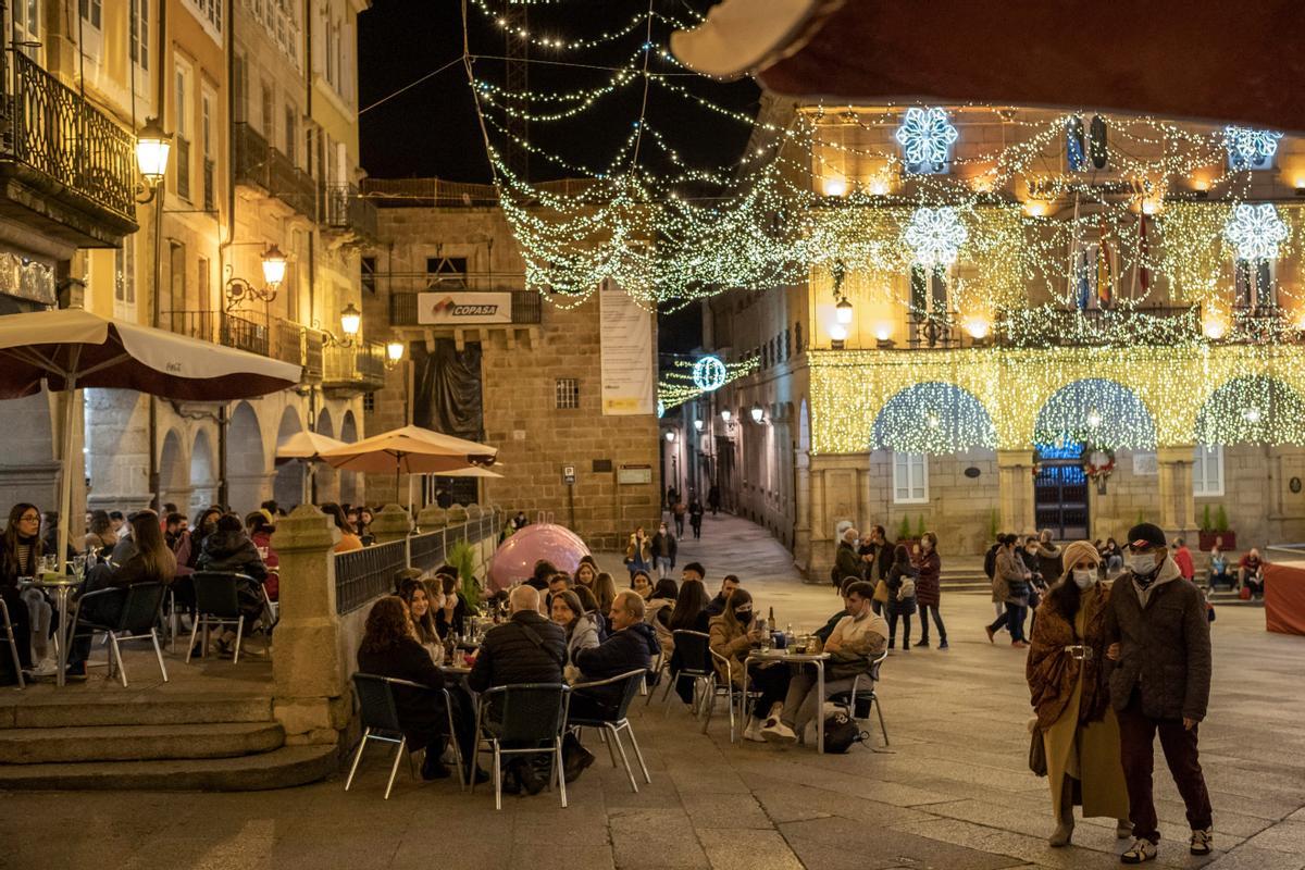 Una terraza en la Plaza Mayor de Ourense, el 28 de diciembre de 2021, tras la puesta en marcha de un toque de no queda en Galicia.