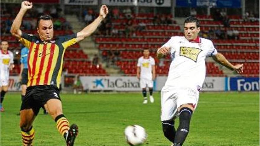 Eloi Amagat pugna amb Reyes en una jugada del Girona-Sevilla del Trofeu Costa Brava a Montilivi.