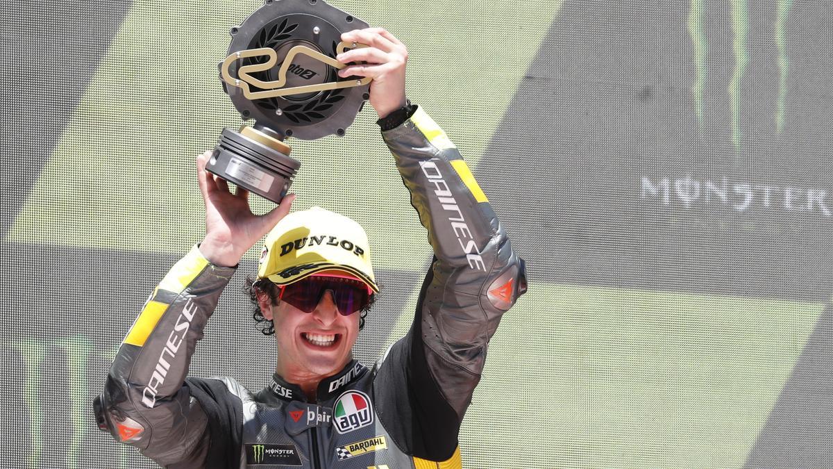 Celestino Vietti celebra su victoria en Montmeló.