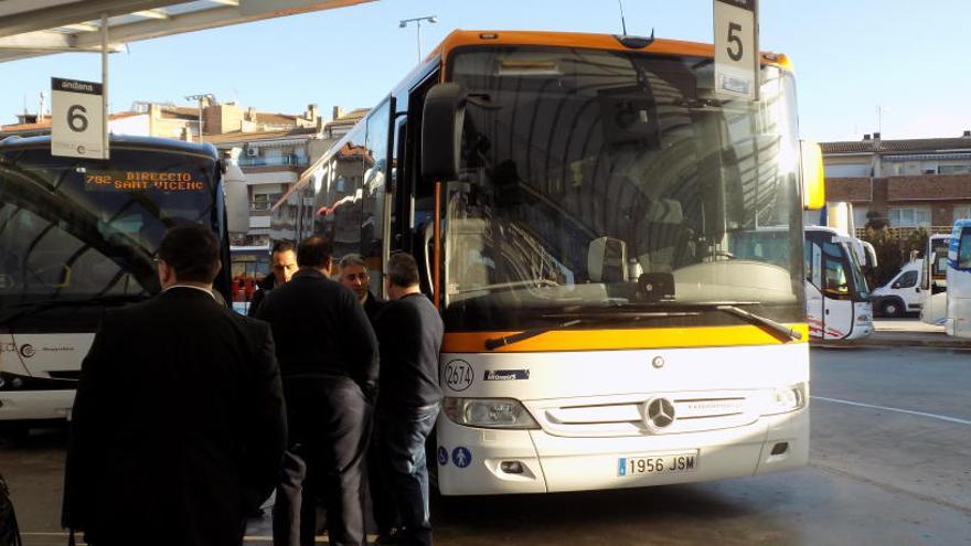 Usuaris de la línia Manresa-Barcelona, a punt per pujar al bus.