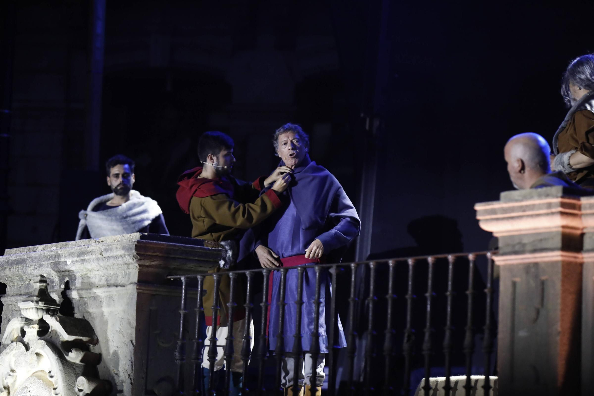 IMÁGENES: Recreacion de "El primer peregrino" en la plaza de la Catedral de Oviedo