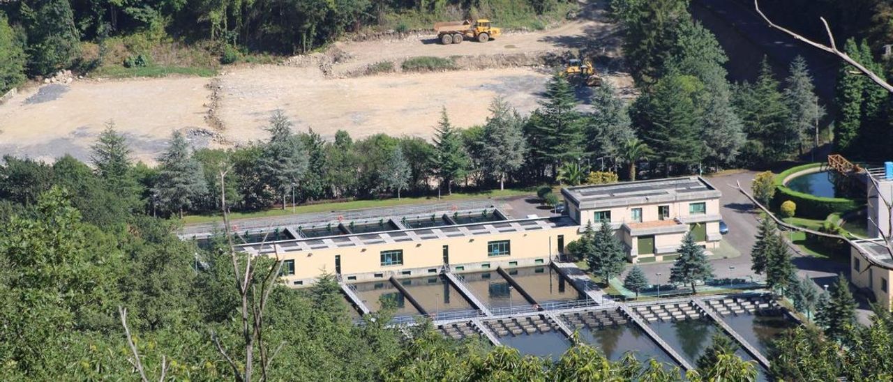 La estación potabilizadora de Comillera en primer término, con las obras de ampliación detrás. | L. M. D.