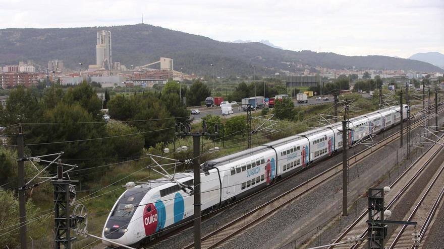 Ouigo se desmarca de Iryo y Renfe y mantiene los reembolsos por los retrasos pese a las limitaciones de velocidad
