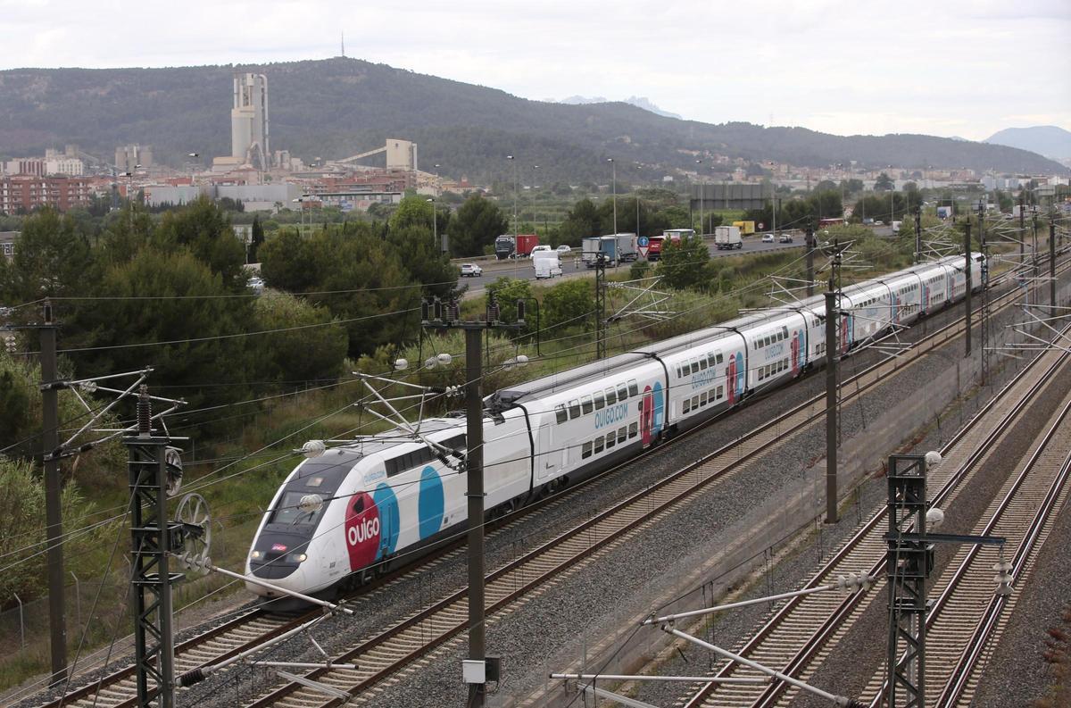 Un tren de Ouigo de la alta velocidad entre Barcelona y Madrid, en Sant Vicenç dels Horts