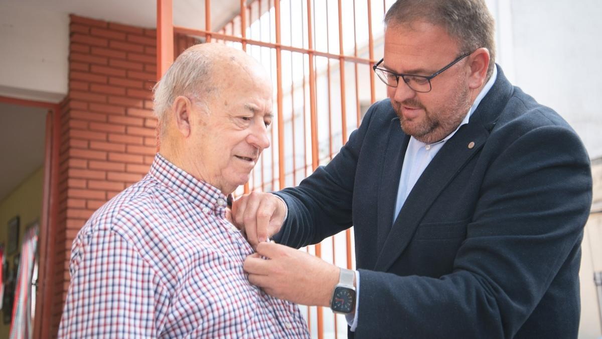 Valeriano Prida recibe el escudo de la ciudad de manos del alcalde de Mérida.