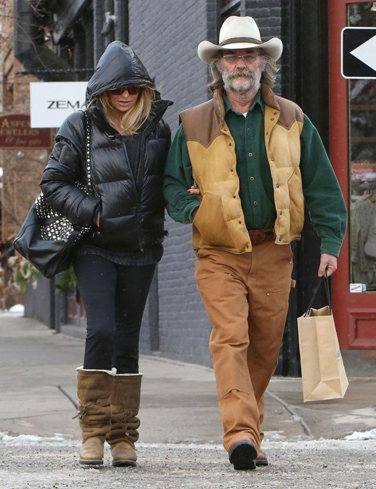 Goldie Hawn y Kurt Russell dando un paseo por las calles de Aspen