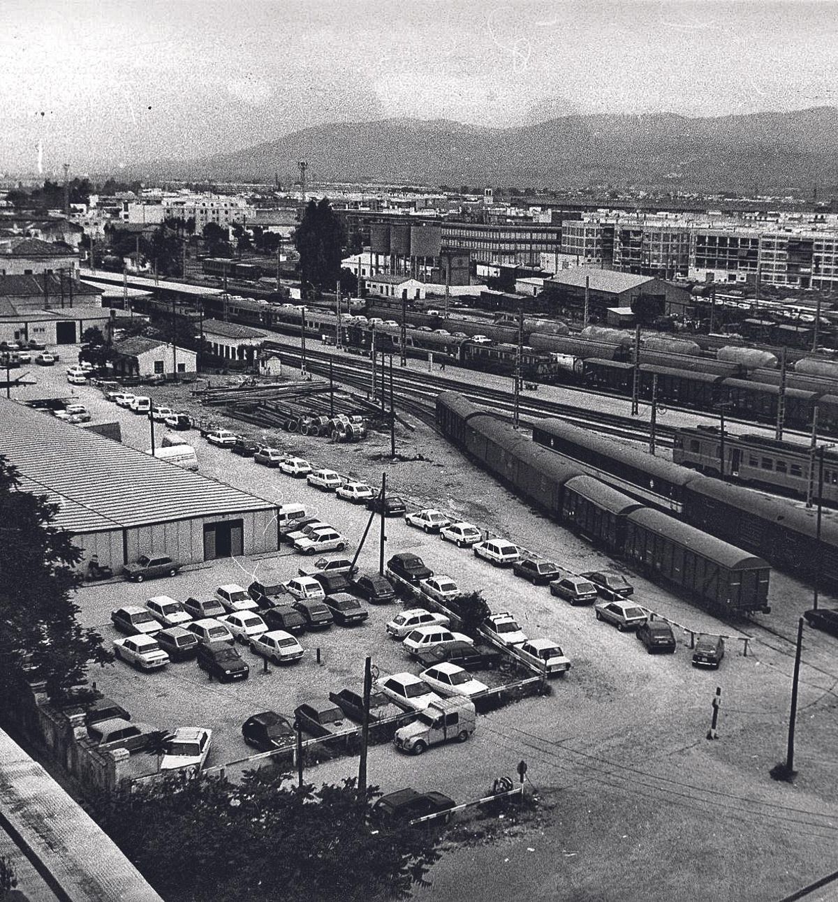 Vista de los terrenos de Renfe con la antigua estación y el barrio de Huerta de la Reina al fondo.