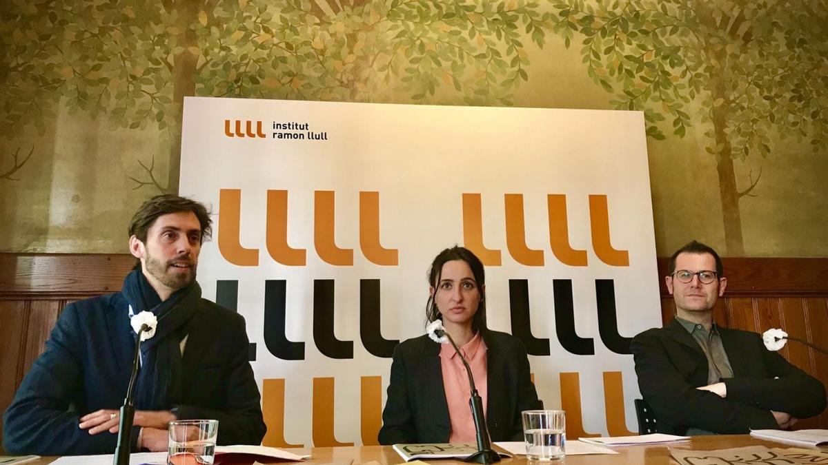 Pere Almeda , director de l’IRL, l’artista Lara Fluxà i el comissari, el manresà Oriol Fontdevila | EUROPA PRESS
