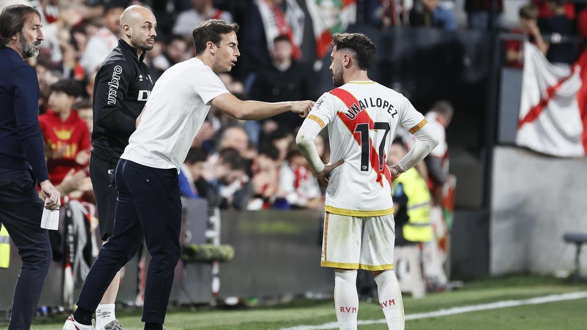 Iñigo da órdenes a Unai López durante un partido del Rayo, esta temporada.