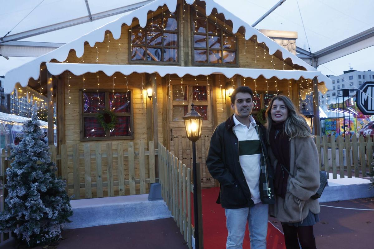 Miguel Mulero y Carla García, frente a la casa de Papá Noel de Avilés