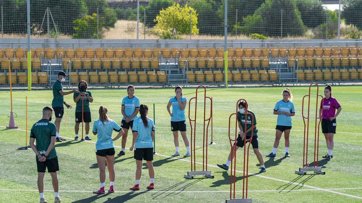 Sara Monforte da instrucciones a sus jugadoras del Villarreal Femenino en un entrenamiento.