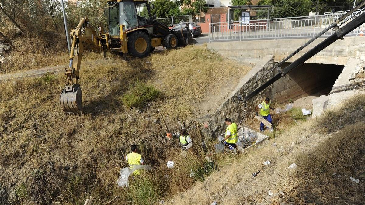 Labores de limpieza en un arroyo urbano en 2013.