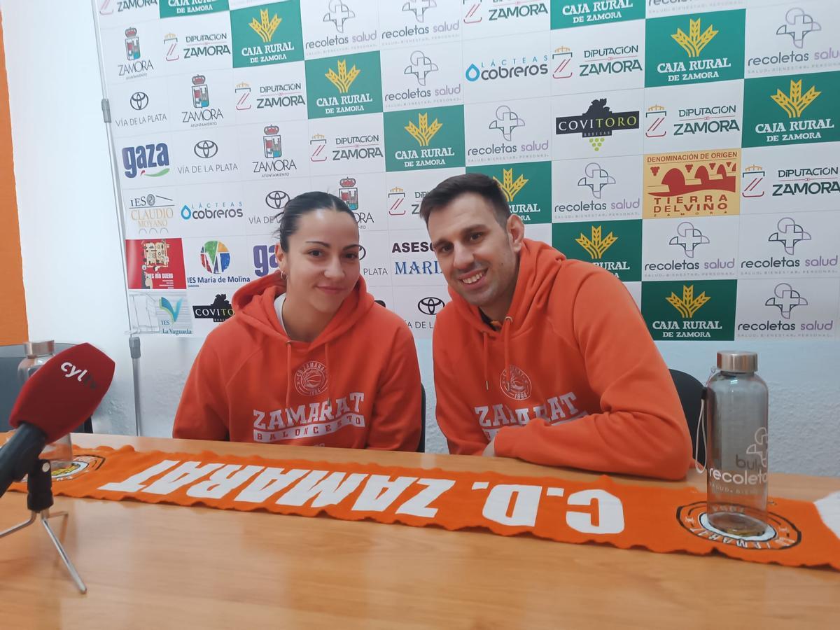 Ana Pérez posa junto a su entrenador en rueda de prensa.
