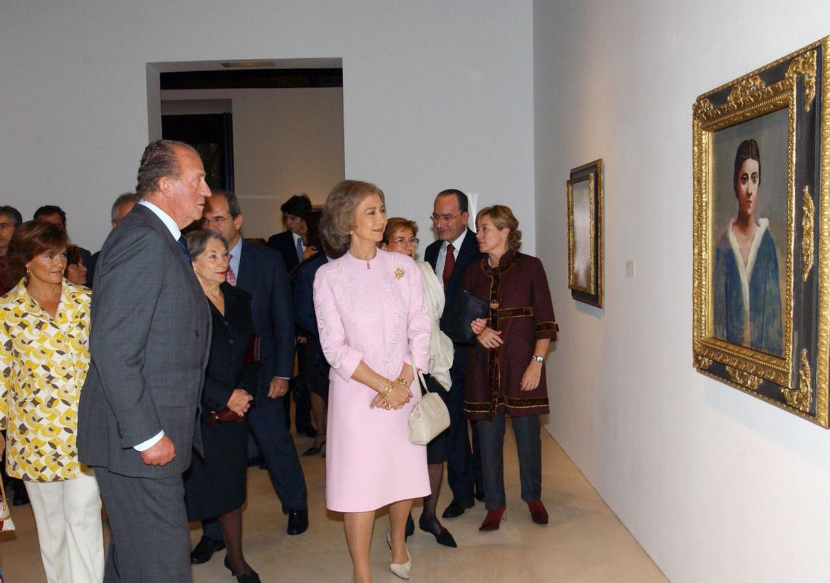 Don Juan Carlos y doña Sofía, contemplando obras de Picasso en la inauguración. | LA OPINIÓN