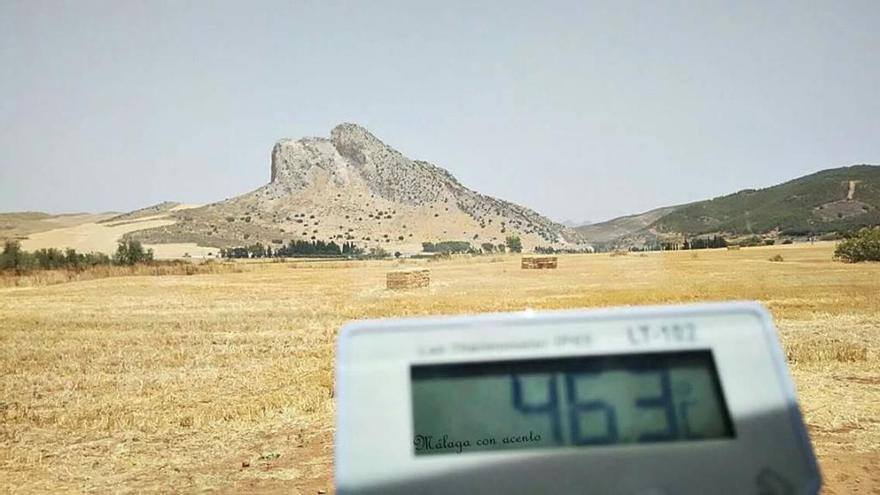 Un termómetro marca más de 46 grados, con la Peña de los Enamorados de Antequera de fondo.