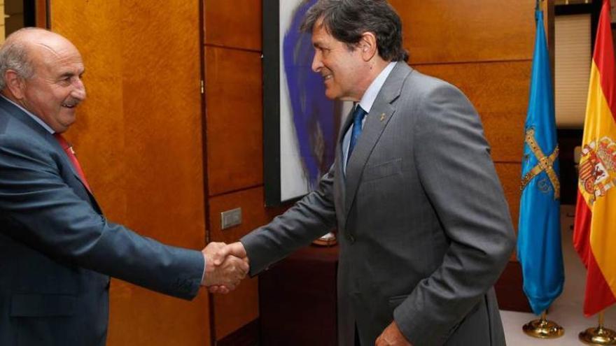 Javier Fernández, a la derecha, saludando ayer al alcalde tapiego.