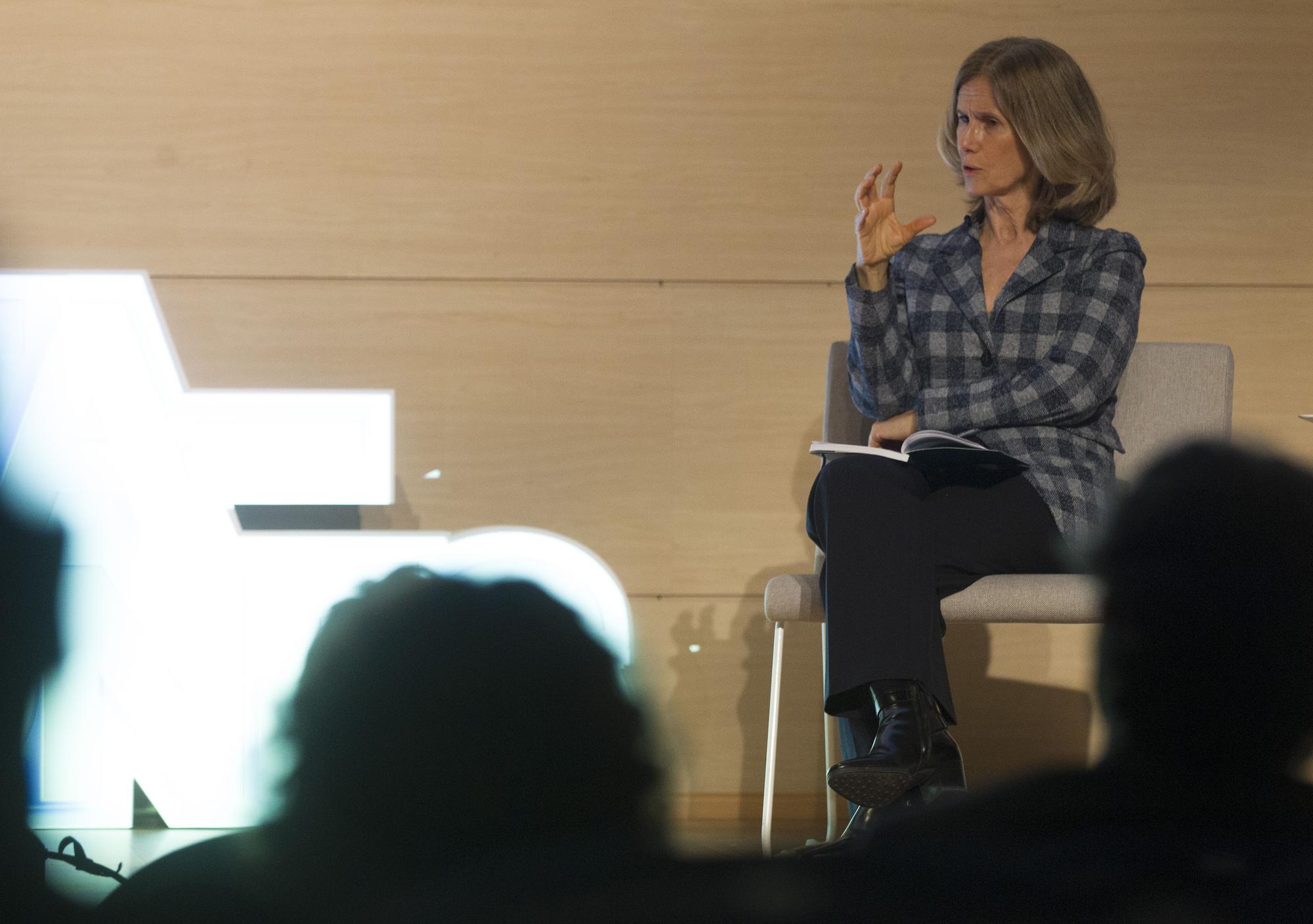 Cristina Garmendia: "Si la Agencia Europea del Medicamento decide seguir con la vacunación, sigamos sin miedo"