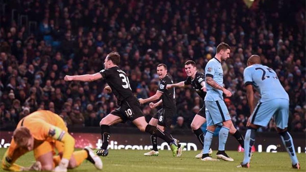 Los jugadores del Burnley celebran el gol del empate, obra de Barnes