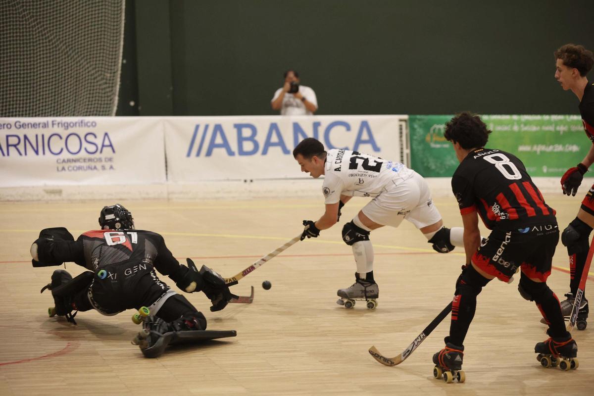Adrián Candamio encara al portero del Sant Cugat en la primera vuelta.