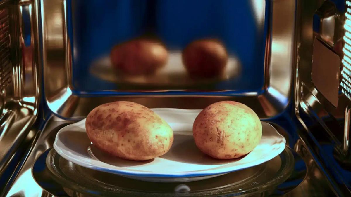 Cómo cocer patatas en el microondas, paso a paso.