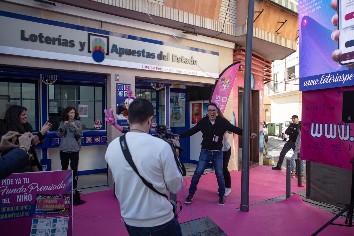 Así han celebrado repartir el Gordo en el Perolo
