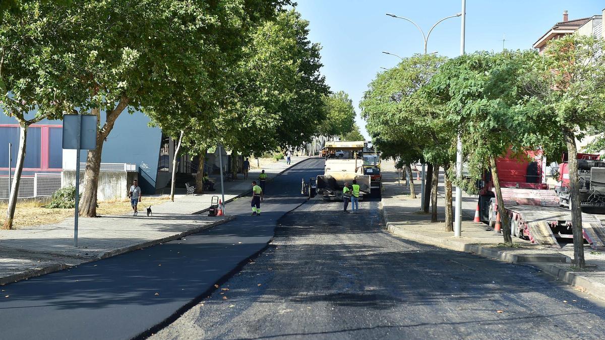 Chapa y pintura para Dolores Ibárruri: Plasencia renueva una de sus avenidas más demandadas