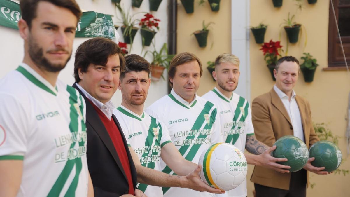 José Cruz, Jesús Coca, Javi Flores, Antonio Repullo, Antonio Casas y Juan Ramón Pérez Valenzuela posan en el acto.
