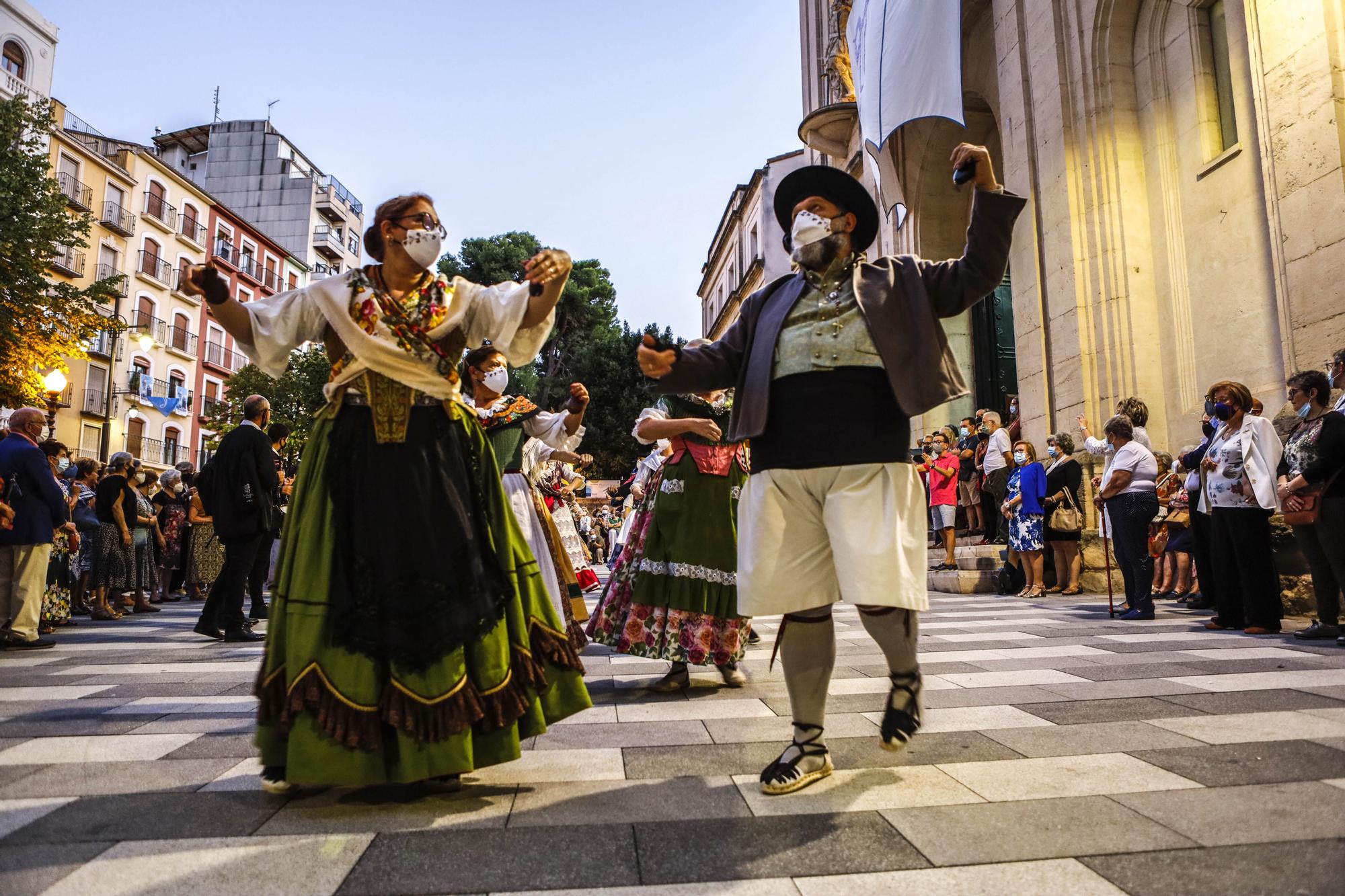 Alcoy homenajea a su patrona con flores