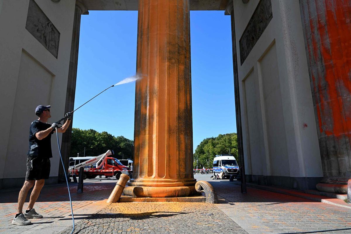 Berlín limpia la Puerta de Brandeburgo tras la protesta de activistas climáticos