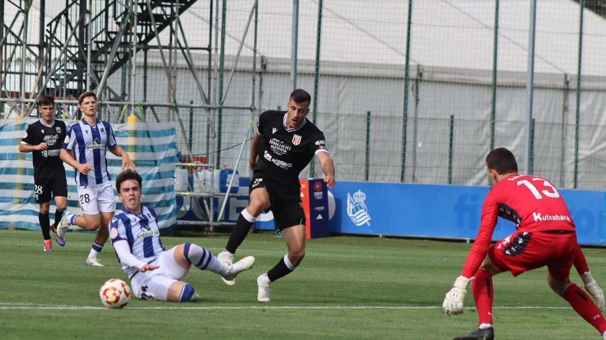 Eslava avanza ante un defensor local.