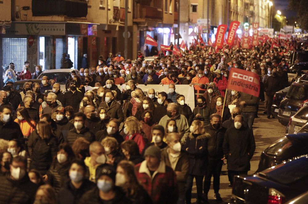 Los trabajadores de Pilkington se manifiestan, acompañados por miles de vecinos en el Port de Sagunt.