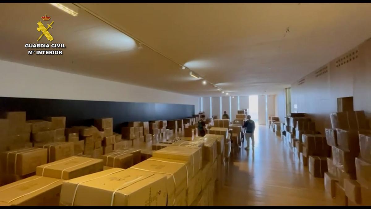 Uno de los dos almacenes repleto de cajas con productos falsificados e intervenidos por la Guardia Civil en Elche