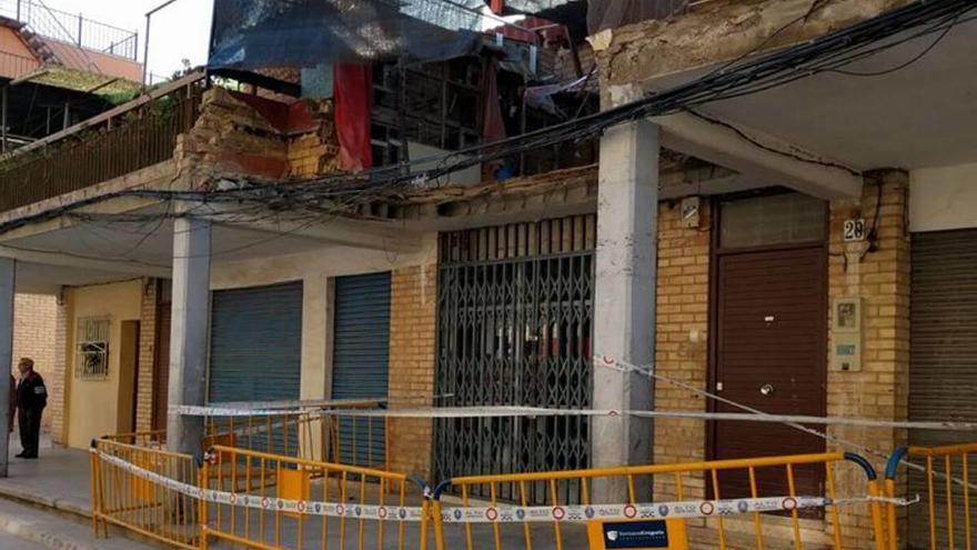 Los bomberos acordonan la zona para revisar la estructura de la casa.