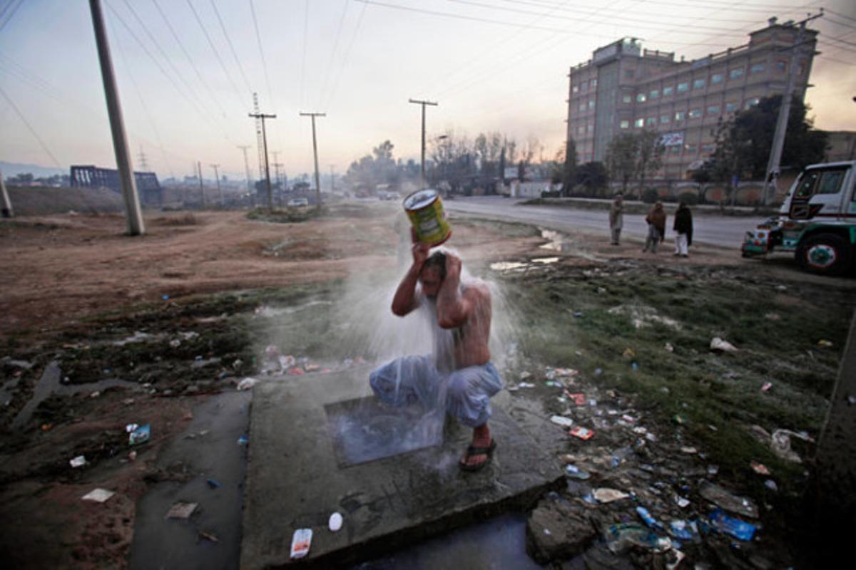Un camioner es renta al costat d’una carretera als afores d’Islamabad (Pakistan).