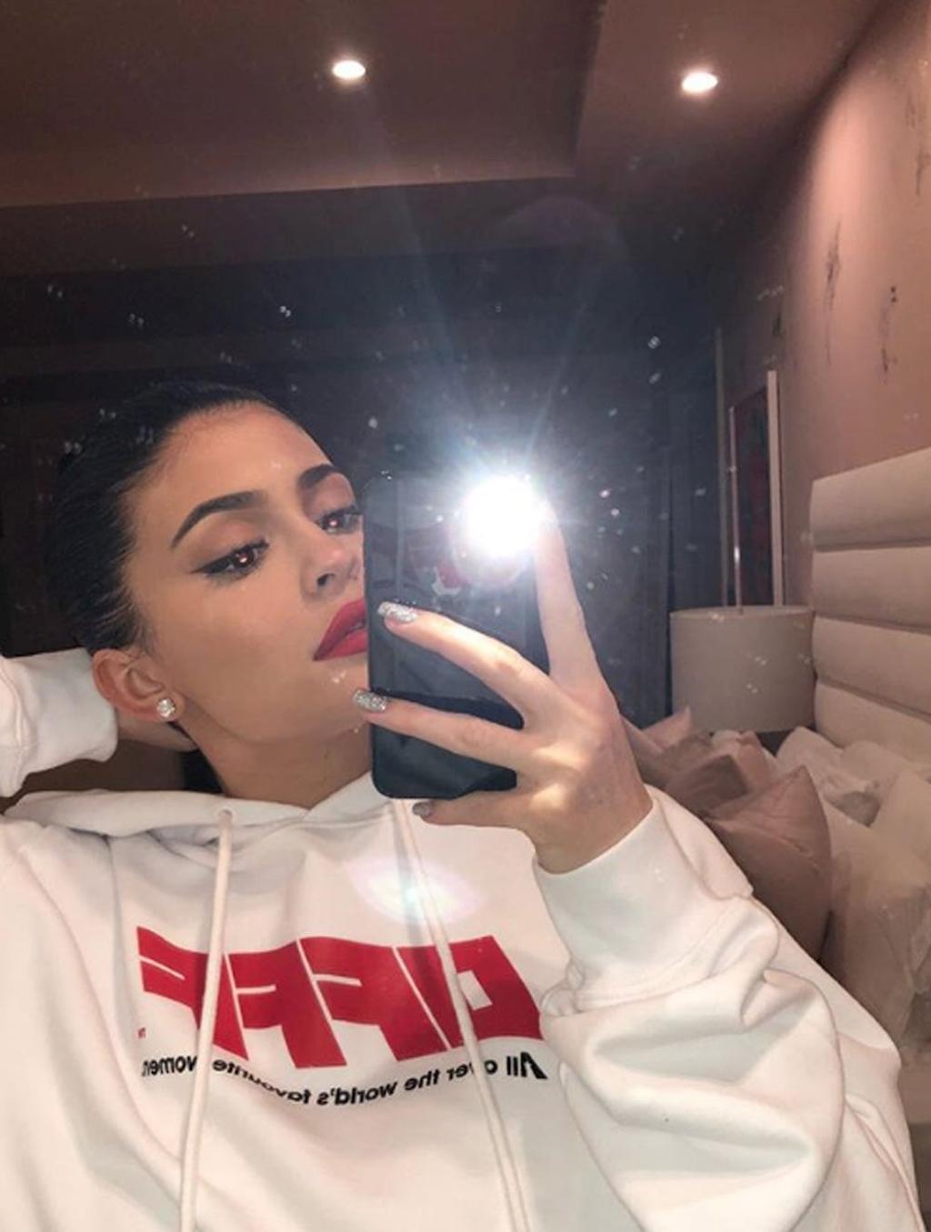 Kylie Jenner con uñas 'glitter'
