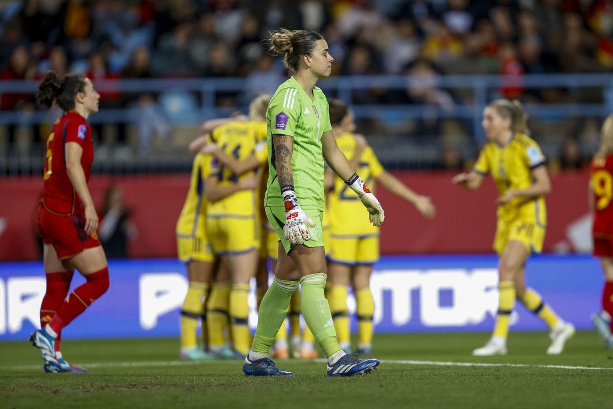 La portera de España Misa Rodríguez (c) se lamenta tras encajar el tercer gol de Suecia (1-3) durante el encuentro del grupo D de la Liga de Naciones entre España y Suecia, este martes en el Estadio La Rosaleda en Málaga.