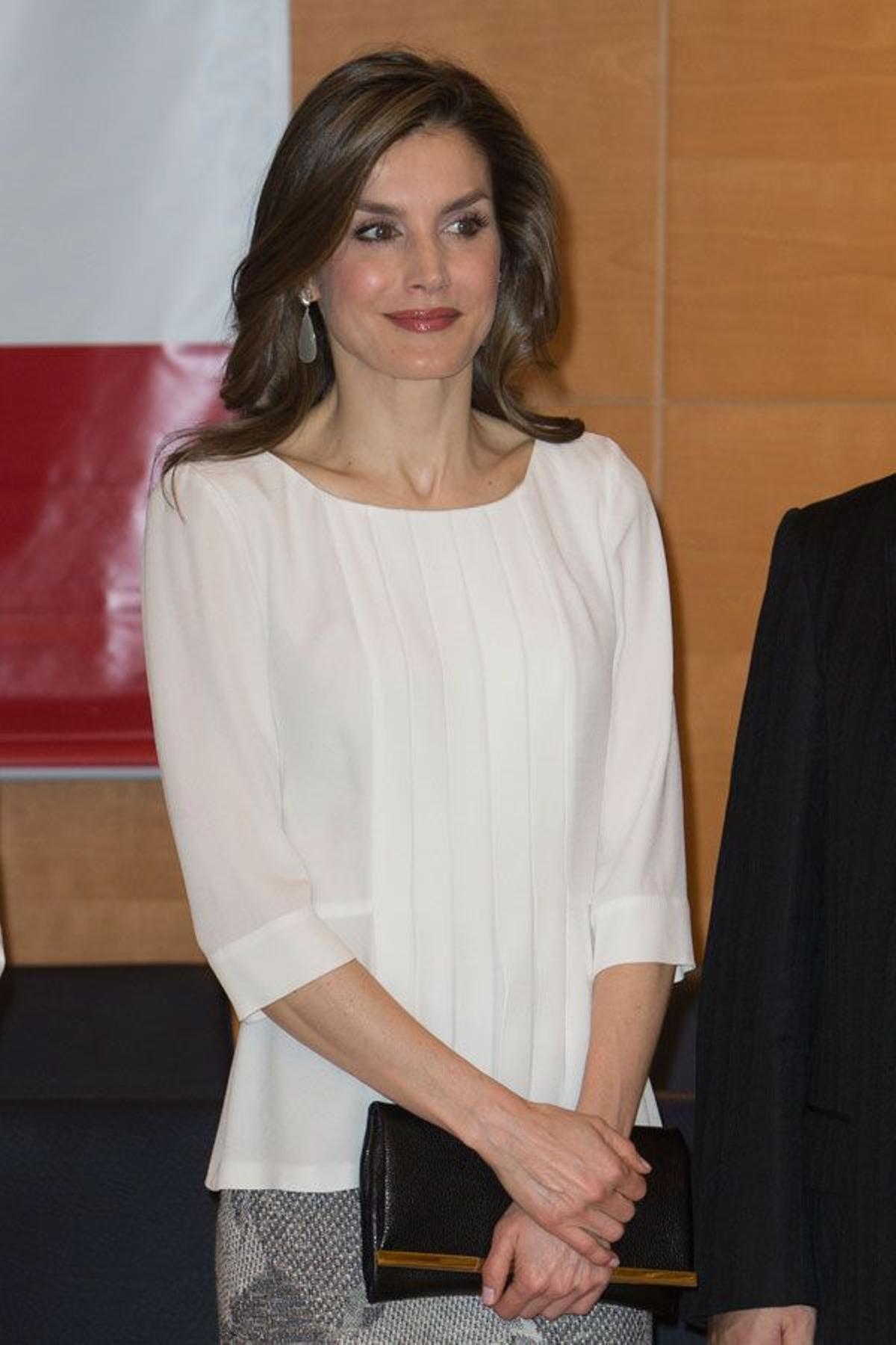 Letizia Ortiz con blusa blanca de Hugo Boss en Japón