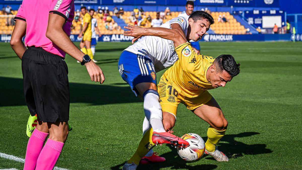 Gámez disputa un balón en el partido frente al Alcorcón.