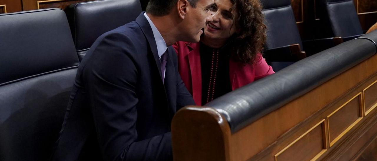 Pedro Sánchez i María Jesús Montero parlen al Congrés en una fotografia d’arxiu. | JOSÉ LUIS ROCA