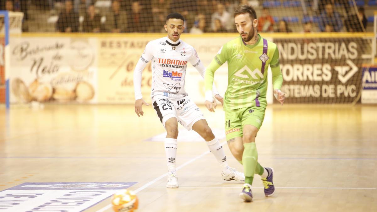 Rivillos pasa la pelota presionado por un rival del Noia.